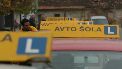 Avto šola - vozila avtošol pri izpitnem centru na Roški cesti, //FOTO: Luka CjuhaOPOMBA: ZA OBJAVO V ČASOPISU DNEVNIK