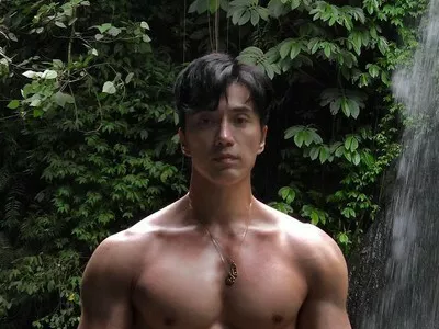 EXCLUSIVE: Story from Jam Press (Model Turns Sixty)A hunky model who is constantly mistaken for a man in his 30s has turned 60 years old.Chuando Tan began his career as a model in the 1980s before entering the world of music and performing pop ballads.The age-defying star boasts over 2m followers on Instagram, where he shares photos of himself visiting restaurants, working out at the gym, and chilling on the beach.Chuando said he works out three times a week, for one and a half hours each session.He said he is frequently told that he looks half his age thanks to his thick hair, flawless skin and ripped body.The former pop star turned 60 last Tuesday (3 Mar).He shared images of him holding balloons while sitting on the bonnet of his Jeep Wrangler.The evergreen model reflected: "Today, on my 60th birthday, I am reminded that time is the only real wealth."Each sunrise arrives as an inheritance, not a guarantee."I am grateful to stand on this Earth still."The wiser path now is simple: return daily to nature and sunlight, and align myself with what endures."Chuando, who comes from Singapore, added: "I wish for peace on Earth."In a previous interview, the influencer revealed the secrets to his youthful looks.He told What's The Jam: "Genes play a big part for sure, and apart from the usual advice to eat healthily and exercise regularly, I think the last factor is just as important."You are what you think, how you feel on the inside will eventually become you, literally.""As we grow older, it is important to introduce compound exercises into our exercise regimen so as not to lose too much muscle mass and testosterone."Both are responsible for anti-aging."Chuando also likes to stick to a diet of sliced fish and vegetables in a clear soup with white rice, steamed or grilled chicken with rice and vegetables, and sliced beef with noodles.He said: "When I'm out with friends during the weekend, I go with the flow.09 Mar 2026Pictured: Story from Jam Press (Model Turns Sixty)Pictured: Chuando Tan.A hunky model who is constantly mistaken for a man in his 30s has turned 60 years old.Chuando Tan began his career as a model in the 1980s before entering the world of music and performing pop ballads.The age-defying star boasts over 2m followers on Instagram, where he shares photos of himself visiting restaurants, working out at the gym, and chilling on the beach.Chuando said he works out three times a week, for one and a half hours each session.He said he is frequently told that he looks half his age thanks to his thick hair, flawless skin and ripped body.The former pop star turned 60 last Tuesday (3 Mar).He shared images of him holding balloons while sitting on the bonnet of his Jeep Wrangler.The evergreen model reflected: "Today, on my 60th birthday, I am reminded that time is the only real wealth."Each sunrise arrives as an inheritance, not a guarantee."I am grateful to stand on this Earth still.,Image: 1081405821, License: Rights-managed, Restrictions: NO Australia, Germany, Norway, South Korea, Sweden, United Kingdom, United States, Unknown Country, Model Release: no, Pictured: A video grab of Chuando Tan