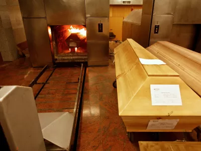 upepelitev- Žale javno podjetje d.d.,  upepelitveni postopek / upepelitvena peč - krematorij - upepeljevalnica - ///FOTO: Luka Cjuha OPOMBA: ZA OBJAVO V PRILOGI &ndash; DNEVNIKOV OBJEKTIV - REPORTAŽA 2011