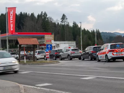 Kriznih razmer ni, trdijo v vladi, čeprav nafte ponekod ni mogoče dobiti