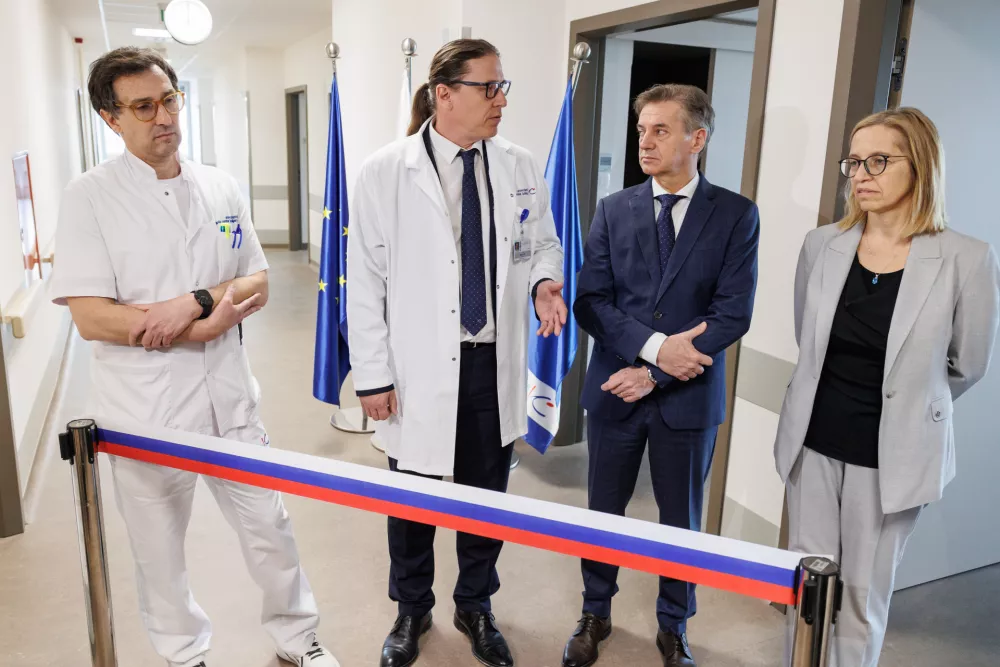 Ljubljana, UKC Ljubljana.Predsednik vlade Robert Golob je skupaj z ministrico za zdravje Valentino Prevolnik Rupel na delovnem obisku v UKC Ljubljana, kjer je odprl prenovljene prostore v 8. nadstropju glavne stavbe.
