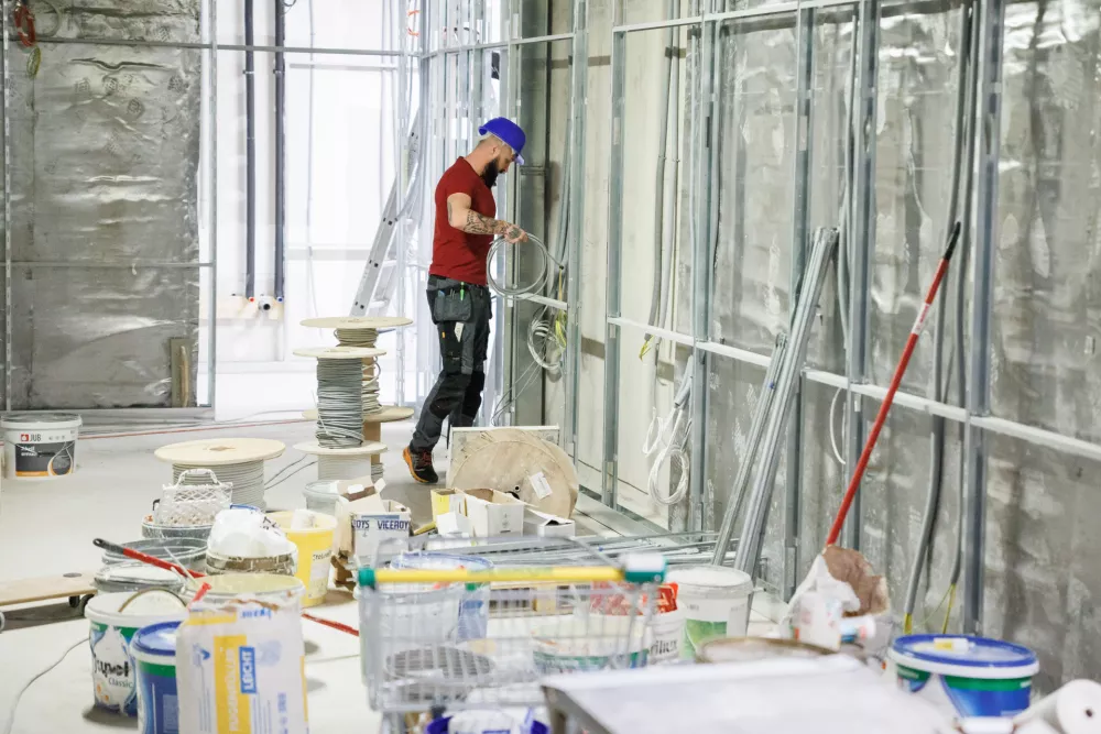 Ljubljana, UKC Ljubljana.Predsednik vlade Robert Golob je skupaj z ministrico za zdravje Valentino Prevolnik Rupel na delovnem obisku v UKC Ljubljana, kjer je odprl prenovljene prostore v 8. nadstropju glavne stavbe.Ogled zakljucne faze prenove urgentnega kirurskega bloka.