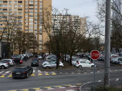 - Parkiri&scaron;če na Bilećanski ulici.- 29.01.2026. - Terenski sestanek Župana MOL s prebivalci &Scaron;tepanjskega naselja zaradi spremenjenega režima parkiranja v naselju.&Scaron;tepanjsko naselje, parkiranje, pomanjkanje parkiri&scaron;č.//FOTO: Bojan Velikonja