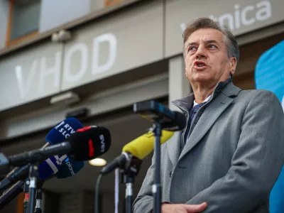 Ljubljana, URI Soca.Predsednik vlade Robert Golob je skupaj z ministrico za zdravje Valentino Prevolnik Rupel obiskal URI Soca, kjer sta se sestala z vodstvom in predstojniki, si ogledala fizioterapijo oddelka za rehabilitacijo po amputacijah ter se udelezila odprtja delovanja robotske roke.