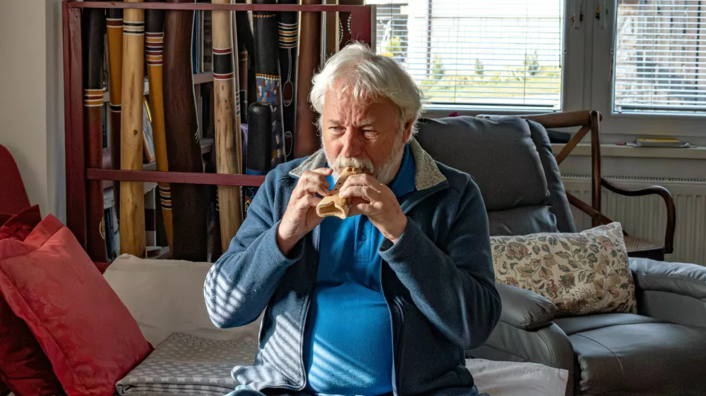 Iz lesa ustvarja glasbo sveta