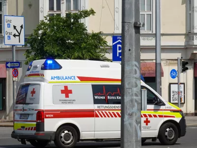 An ambulance of the Wiener Rotes Kreuz (Vienna Red Cross) drives with flashing blue lights through an intersection in Vienna, Austria, on June 10, 2025. The emergency vehicle belongs to the Austrian Red Cross and is part of the city's health and rescue services. (Photo by Michael Nguyen/NurPhoto)NO USE FRANCE