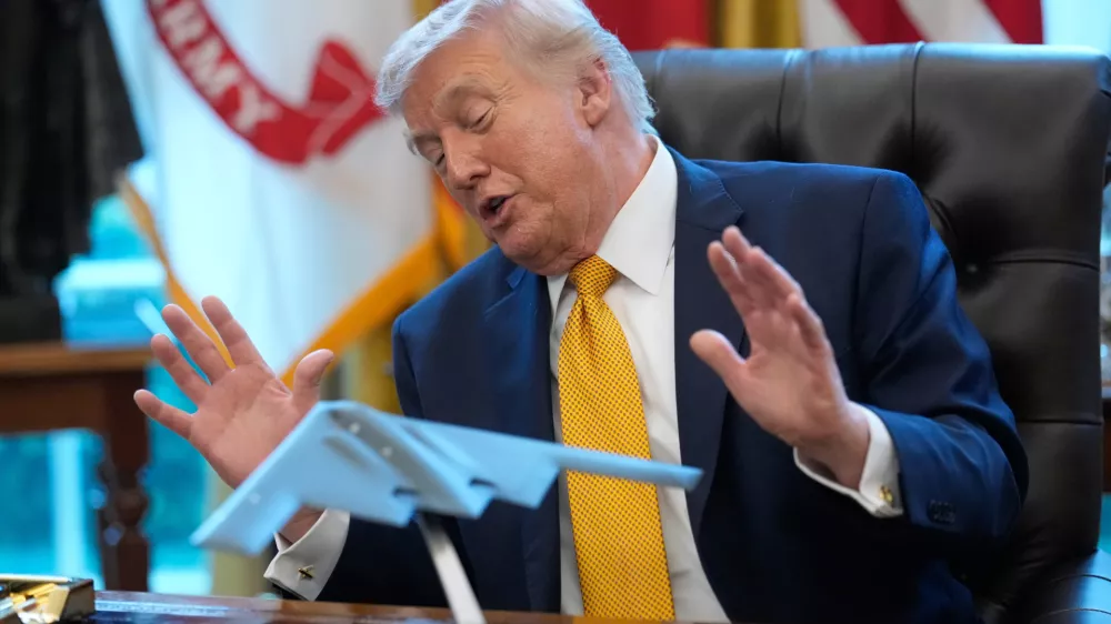 President Donald Trump speaks after signing an executive order regarding a task force on fraud in the Oval Office of the White House, Monday, March 16, 2026, in Washington, with a model of a B-2 stealth bomber in front of him. (AP Photo/Julia Demaree Nikhinson) / Foto: Julia Demaree Nikhinson