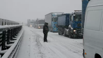 tovorna vozila - kamioni - sneženje v Sloveniji. Avtocesta Vrhnika- Logatec, zastoj zaradi obtičalih kamionov in nesplužene ceste- 30.1.2014 - zima - sneg - sneženje - prometni zastoj - oviran promet zaradi sneženja //FOTO: Bojan Velikonja