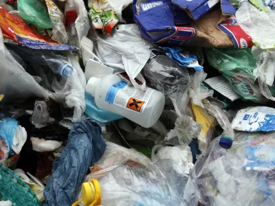 - Papir servis d.o.o. družba za ravnanje z odpadki, Pod ježami 3, reciklaža - plastika - plastenke ///FOTO: Luka Cjuha