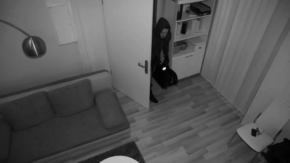 High Angle View Of A Robber Entering In Vacant House / Foto: Andreypopov