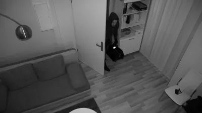 High Angle View Of A Robber Entering In Vacant House / Foto: Andreypopov