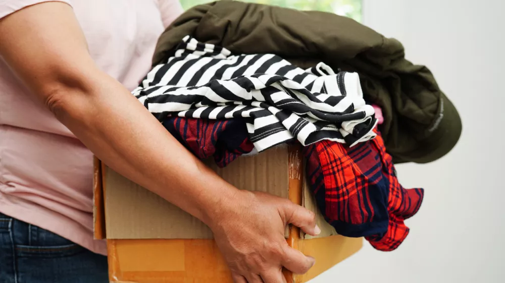 Clothes donations in cardboard box for volunteer. / Foto: Manassanant Pamai Getty Images