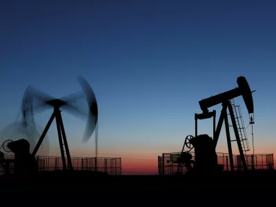 Oil pumps operate after sunset outside Vaudoy-en-Brie, near Paris, France, March 18, 2026. REUTERS/Christian Hartmann   TPX IMAGES OF THE DAY