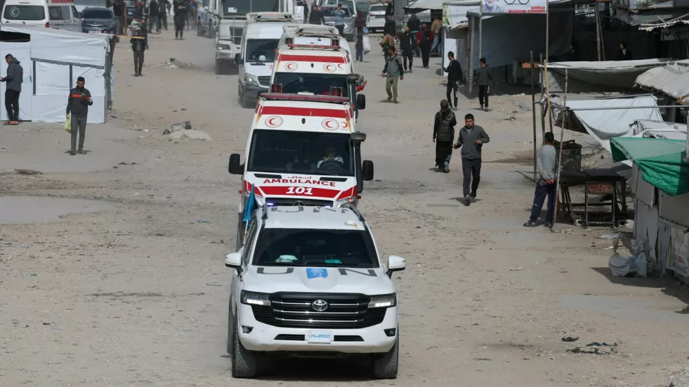 A UN vehicle leads ambulances carrying war-wounded people and patients who leave Gaza, for treatment abroad, through the Rafah border crossing between Gaza and Egypt after it was opened by Israel on Thursday for a limited number of people, in Khan Younis in the southern Gaza Strip, March 19, 2026. REUTERS/Ramadan Abed