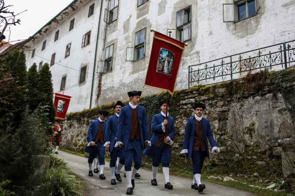 - Prostovoljci prihajajo iz novih prostorov za priprave v cerkvi Marije Brezmadežne pod &scaron;kofjelo&scaron;kim gradom.- Velikonočni prazniki, tradicija, religija, Velika noč, kr&scaron;čanstvo, vztajenje, - 15.03.2026. - Generalna vaja za &Scaron;kofjelo&scaron;ki pasijon 2026. Izvedba Pasijona prvič po enajstih letih zaradi pandemije in hudih poplav na &scaron;kofjelo&scaron;kem območju. Izvedbe naj bi potekale na 6 let. &Scaron;kofjelo&scaron;ki pasijon je od leta 2016 vpisan na UNESCOV Reprezentativni seznam nesnovne kulturne dedi&scaron;čine člove&scaron;tva.//FOTO: Bojan Velikonja / Foto: Bojan Velikonja