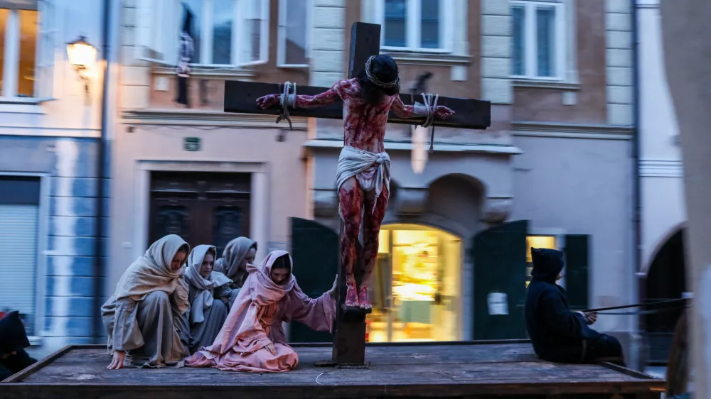 - Velikonočni prazniki, tradicija, religija, Velika noč, kr&scaron;čanstvo, vstajenje, prostovoljci, Križ, katoli&scaron;tvo, cerkev, - 15.03.2026. - Generalna vaja za &Scaron;kofjelo&scaron;ki pasijon 2026. Izvedba Pasijona prvič po enajstih letih zaradi pandemije in hudih poplav na &scaron;kofjelo&scaron;kem območju. Izvedbe naj bi potekale na 6 let. &Scaron;kofjelo&scaron;ki pasijon je od leta 2016 vpisan na UNESCOV Reprezentativni seznam nesnovne kulturne dedi&scaron;čine člove&scaron;tva.//FOTO: Bojan Velikonja / Foto: Bojan Velikonja