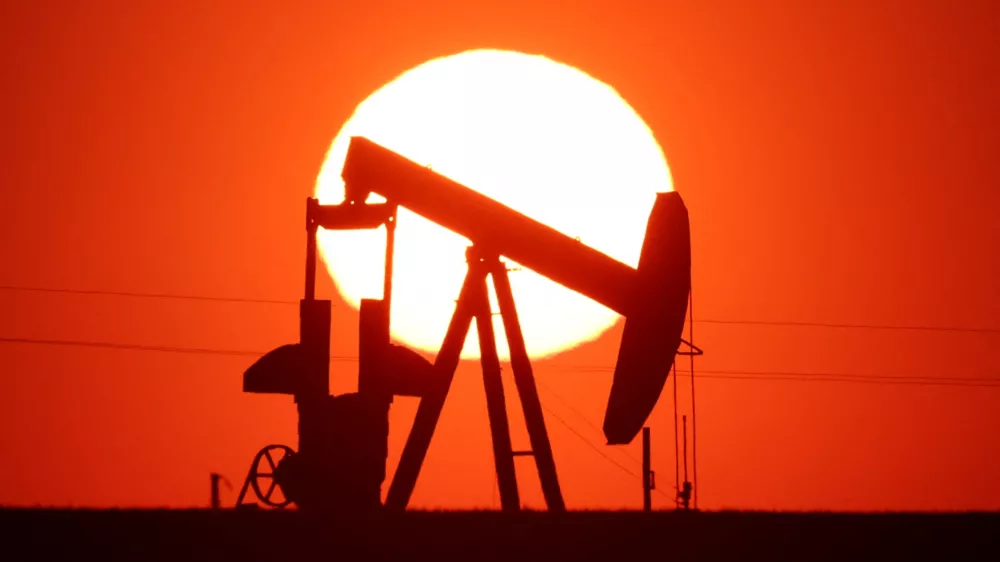 The sun sets behind an oil pump outside Vaudoy-en-Brie, near Paris, France, March 18, 2026. REUTERS/Christian Hartmann