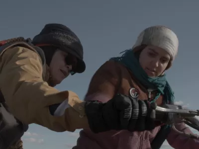 V boju s tradicijoRežija: Mohammadreza Eyni, Sara KhakiIran, Nizozemska, Nemčija 2025