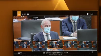 Predsednik vlade Janez Jan&scaron;a je v državnem zboru večkrat poudaril, da gre pri tokratnem paketu zakonov &scaron;ele prvi del nadaljevanke - za&scaron;čitna maska  - gledanje seje na televiziji - televizijski prenos na RTV SLO -- - 02.04.2020 - Državni zbor - 33. izredna seja DZ - obravnavali predlog zakona o interventnih ukrepih za zajezitev epidemije koronavirus COVID-19 in omilitev njenih posledic za državljane in gospodarstvo ter mandatno-volilne zadeve, FOTO: Bojan Velikonja