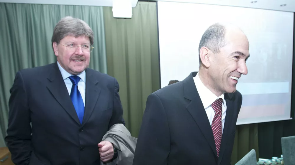 takratni republi&scaron;ki sekretar za notranje zadeve Igor Bavčar in takratni minister za obrambo in predsednik SDS Janez Jan&scaron;a&nbsp;&nbsp;- Slavnostna seja prve slovenske vlade ob 20. obletnici.-&nbsp; 20. obletnica demokratičnih sprememb, prve demokratično izvoljene slovenske vlade in Manevrske strukture narodne za&scaron;čite (MSNZ)- DEMOS - takratna demokratična opozicija Slovenije &nbsp;&nbsp;/FOTO: Jaka Adamič&nbsp;