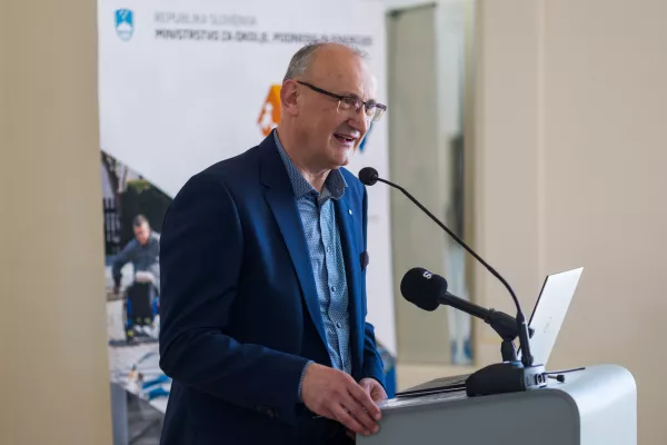 Pol milijona ljudi se vsak dan sooča z ovirami pri dostopu do osnovnih storitev