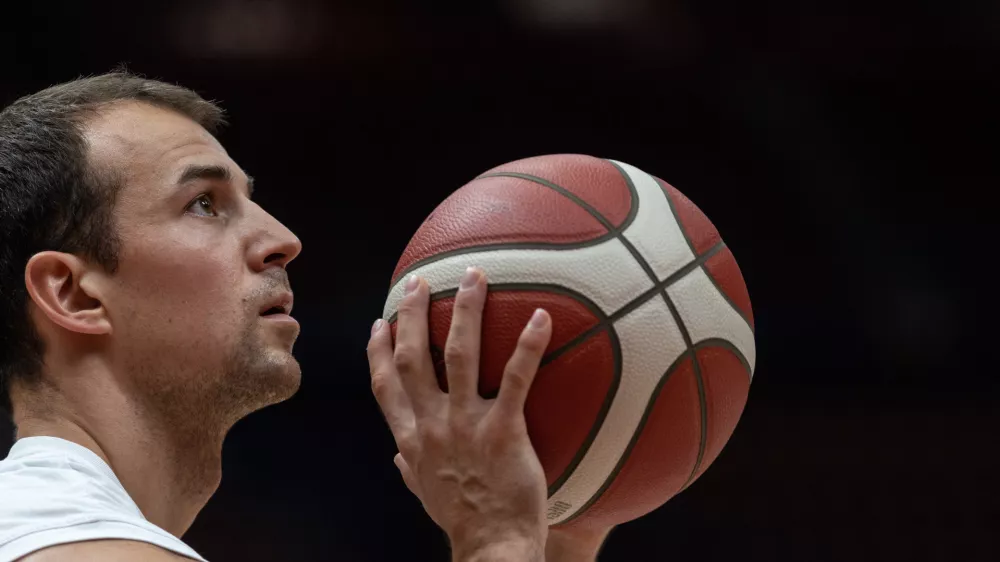 MILAN, ITALY - OCTOBER 01: Kevin Pangos, #5 of EA7 Emporio Armani Olimpia Milano, warms up prior to the start of the LBA Lega Basket Serie A Round 1 match between EA7 Emporio Armani Olimpia Milano and NutriBullet Treviso Basket at Mediolanum Forum on October 01, 2023 in Milan, Italy. (Photo by Emanuele Cremaschi/Getty Images) / Foto: Emanuele Cremaschi