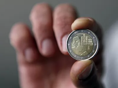 - evro kovanec - spominski kovancev za dva evra s podobo Franca Rozmana Staneta.ob 100.obletnici rojstva ///FOTO: Luka Cjuha / Foto:: Luka Cjuha