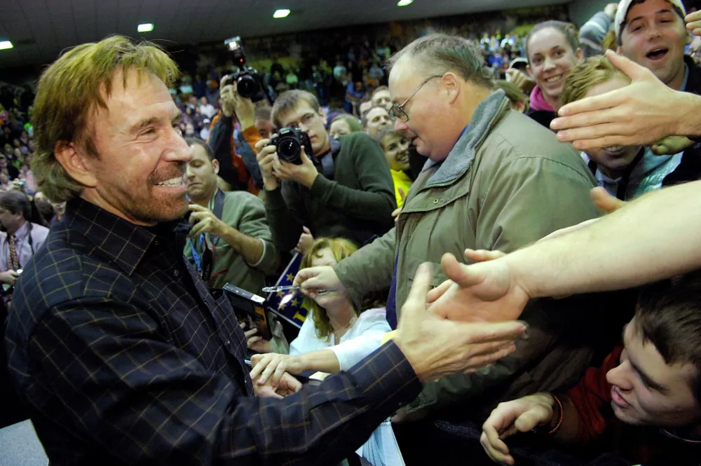 FILE PHOTO: Actor Chuck Norris greets fans as he campaigns for US Republican presidential candidate and former Arkansas Governor Mike Huckabee at Clemson University in Clemson, South Carolina, January 17, 2008. REUTERS/Jonathan Ernst/File Photo / Foto: Jonathan Ernst