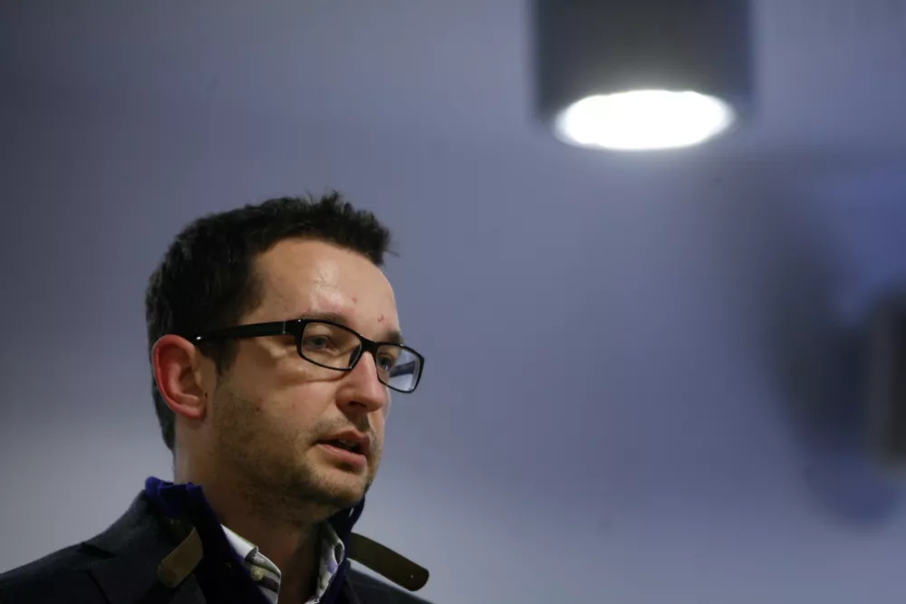 Marko Milosavljevič,, predstojnik katedre za novinarstvo na FDV, - podpis kodeksa za regulacijo sovražnega govora na spletnih portalih med prijavno točko Spletno oko in &scaron;estimi večjimi nacionalnimi spletnimi portali na področju zmanj&scaron;evanja pojavnosti sovražnega govora na spletu; /FOTO: Matej Pov&scaron;e