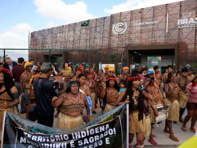 About 50 Mundurukus indigenous people block the main entrance to the United Nations climate conference COP30 during a protest demanding a meeting with Brazilian President Luiz In&aacute;cio Lula da Silva, in Belem, northern Brazil, on November 14, 2025. The protesters demand protection against large-scale projects on indigenous lands. Photo: WILTON JUNIOR/ESTADAO CONTEUDO (Agencia Estado via AP Images) / Foto: Wilton Junior
