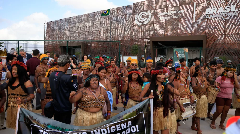 About 50 Mundurukus indigenous people block the main entrance to the United Nations climate conference COP30 during a protest demanding a meeting with Brazilian President Luiz In&aacute;cio Lula da Silva, in Belem, northern Brazil, on November 14, 2025. The protesters demand protection against large-scale projects on indigenous lands. Photo: WILTON JUNIOR/ESTADAO CONTEUDO (Agencia Estado via AP Images) / Foto: Wilton Junior