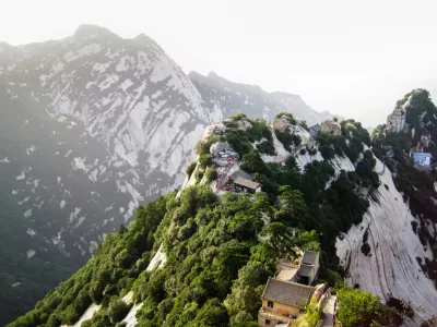 Gora Hua, ki se je zatresla in deloma poru&scaron;ila. / Foto: Istock