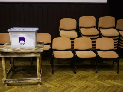 simbolična fotografija, volitve, volilna skrinjica in stoli, boj za sedeže v parlamentu- voli&scaron;če Dobrova- - 13.07.2014 - Parlamentarne volitve 2014 - osme volitve poslancev v Državni zbor Republike Slovenije - druge predčasne državnozborske volitve v zgodovini samostojne Slovenije - zmagovalka parlamentarnih volitev Stranka Mira Cerarja (SMC) je po pre&scaron;tetih 99,97 odstotka glasov (DVK) osvojila 34,6 odstotka glasov      //FOTO: Bojan Velikonja