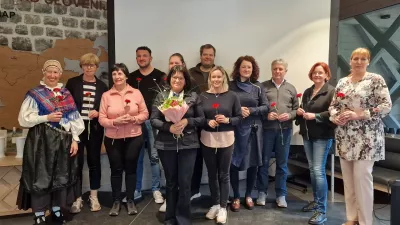 Turizem na kmetiji sloni na ljudeh, članih kmečke družine, ki jim kmetijstvo pomeni način življenja. F:  V Sloveniji je trenutno 1100 turističnih kmetij, od tega jih je 360 včlanjenih v ZTKS, ki deluje s podporo Kmetijsko gozdarske zbornice Slovenije ter Javne službe kmetijskega svetovanja na KGZS - Zavodu Celje