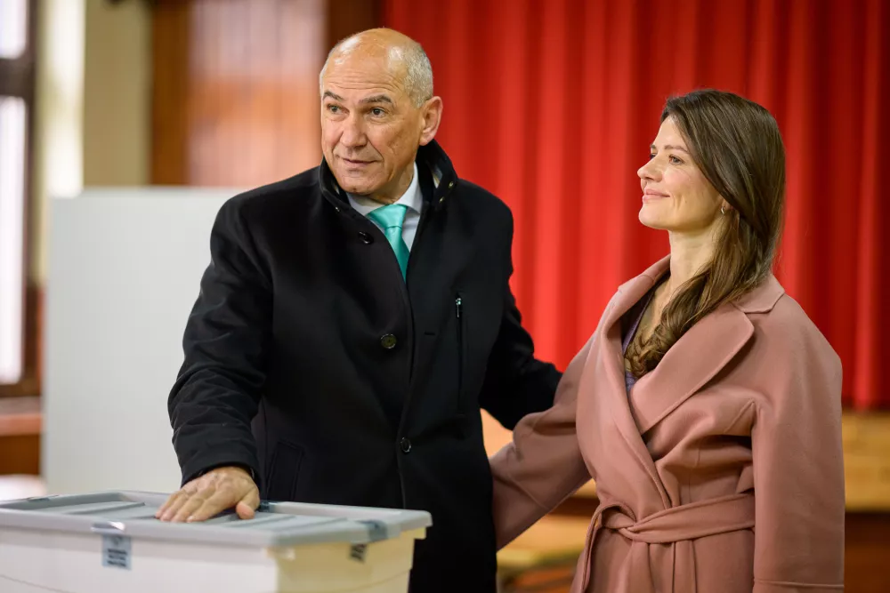 Arnace, Dom krajanov Sentilj.Volitve v drzavni zbor 2026.Predsednik stranke SDS Janez Jansa s soprogo Ursko Bacovnik Jansa na voliscu v Domu krajanov Sentilj.Foto: STA