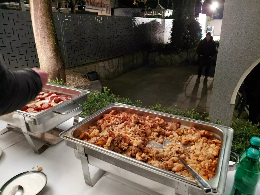 Pri SDS je že pripravljena pogostitev.