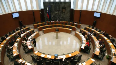 - parlament - državni zbor - poslanska dvorana -38. izredna seja DZ, na kateri so se med drugim seznanili z referendumsko odločitvijo glede zakona o RTVS ter razpravljali o pobudi koalicijskih poslancev, da referendumsko pobudo o pokojninski reformi presodi ustavno sodi&scaron;če  //FOTO: Matej Pov&scaron;e