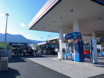 30.10.2024., Rascane - Omiljeno odmoriste ujedno i jedno od vecih na ovom dijelu autoceste poznato po tome sto se na njega moze doci iz oba smjera od danas ide u obnovu. Iducih stotinjak dana INA benzinska postaja se obnavlja, a za to vrijeme sve usluge se pruzaju, na mjestu su montazne kucice s blagajnom i kamion s hranom i kavom. Photo: Ivana Ivanovic/PIXSELL