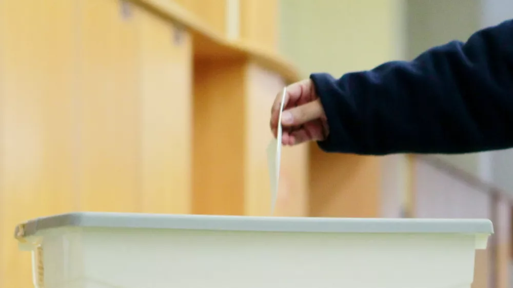 Ljubljana, Osnovna sola Toneta Cufarja. Predsedniske volitve 2012. Volisce, volilna skrinjica, oddaja glasovnice. Foto: Daniel Novakovic/STA