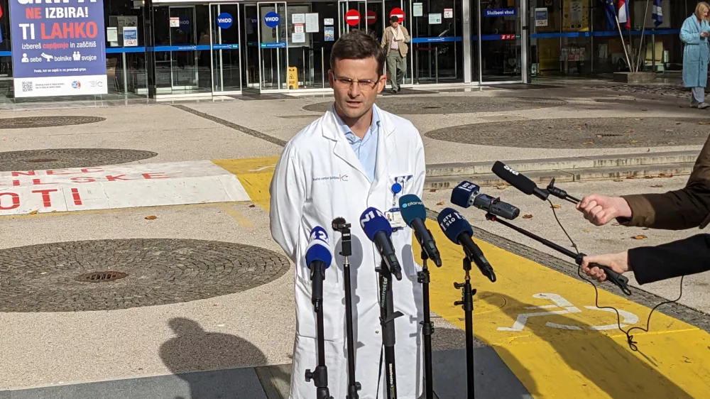 Ljubljana, ploscad pred UKC Ljubljana.V. d. strokovnega direktorja Gregor Norcic je javnost seznanil z osnovnimi informacijami o poteku zdravljenja in zdravstvenim stanjem predsednika vlade Roberta Goloba.Foto: STA