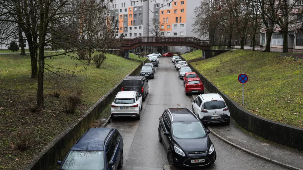 - nepravilno parkiranje,- Smrtnikova in Kunaverjeva ulica,- 10.02.2026. - Težave s parkiranjem v Dravljah.//FOTO: Bojan Velikonja