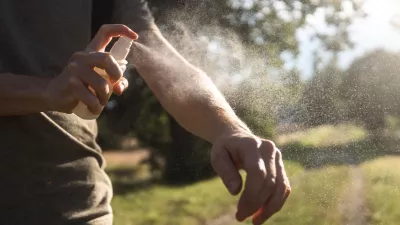 Prevention against mosquito bite during sunny summer day. Man is applying insect repellent on his hand. / Foto: Chalabala Getty Images