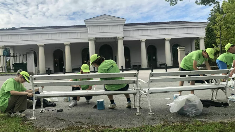 &scaron;TUDENTJE BARVAJO KLOPI V MESTU