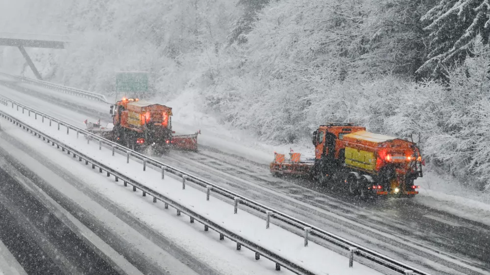 19.01.2024 - sneženje v okolici Logatca - primorska avtocesta - pluženje//FOTO: Nik Erik Neubauer