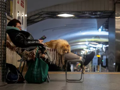 People shelter in a metro station during an air raid warning in Kyiv, amid Russia's attack on Ukraine, March 24, 2026. REUTERS/Thomas Peter    TPX IMAGES OF THE DAY