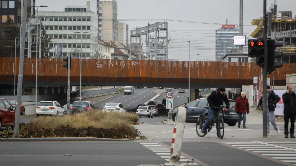 08.12.2025 - grafit - želežni&scaron;ki nadvoz - Dunajska cesta- Foto: Luka Cjuha