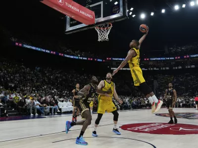 Fenerbahce's Devon Hall goes for a layup during the Euroleague final basketball match between Monaco and Fenerbahce in Abu Dhabi, United Arab Emirates, Sunday, May 25, 2025. (AP Photo/Altaf Qadri)