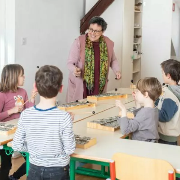 Zasebne glasbene &scaron;ole: Elitni hibrid med zasebnim in javnim