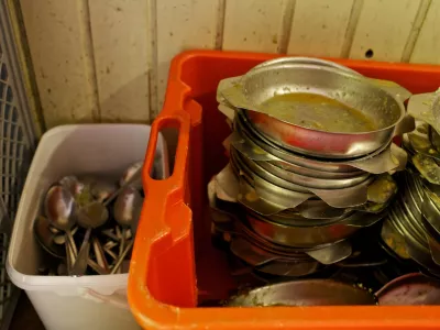 krožnik - inox tembal - posoda- Razdeljevalnica hrane v centru za brezdomce na Poljanski cesti, rev&scaron;čina - brezdomci - Zaveti&scaron;če za brezdomce, Poljanska cesta 45//FOTO: Luka Cjuha