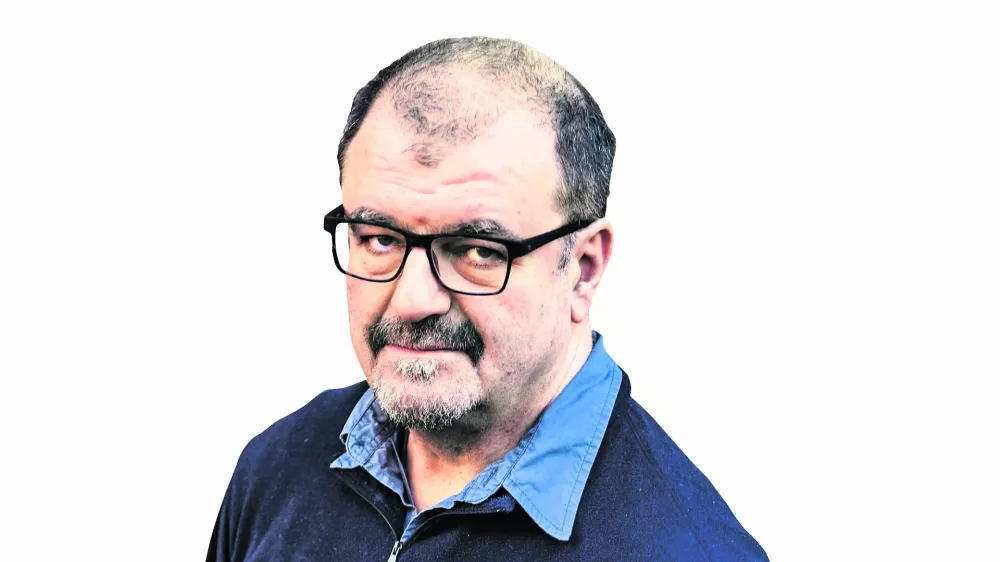 Ahmed Burić, kolumnist Dnevnika------COLORPSAV PERMANENT PROSIM !!!